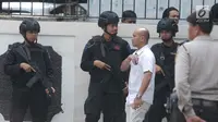 Personel Brimob bersenjata lengkap berjaga di depan gerbang masuk PN Jakarta Selatan saat sidang pembacaan tuntutan terhadap terdakwa sejumlah kasus tindak pidana terorisme, Aman Abdurrahman, Jumat (18/5). (Liputan6.com/Helmi Fithriansyah)