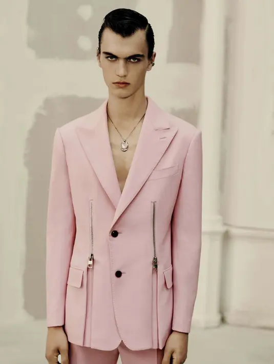 Tak hanya monokrom, blazer warna berani seperti pink dengan detail ritsleting dengan kancing dua di bagian depan.