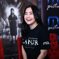 Prilly Latuconsina mengaku merasakan ada yang aneh dalam tubuhnya. Diantaranya susah ngomong, susah bernafas dan tidak bisa bergerak. Hal itu mengakibatkan sering pusing. (Nurwahyunan/Bintang.com)