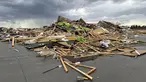 Puing-puing terlihat dari rumah yang hancur di barat laut Omaha, Nebraska, Amerika Serikat (AS), setelah tornado melanda daerah tersebut, Jumat (26/4/2024). (AP Photo/Margery A. Beck)