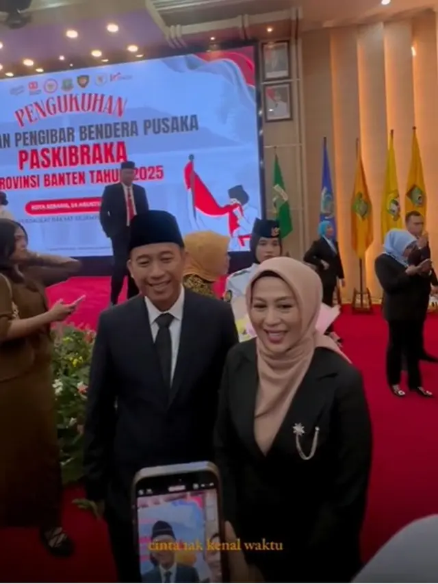 6 Potret Pengukuhan Anak Denny Cagur Jadi Paskibraka Banten HUT RI ke-80, Bikin Bangga