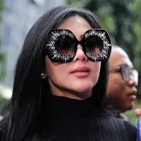 Syahrini menegaskan, tidak pernah menerima uang dalam kerjasama dengan First Travel. Tidak juga terima uang saku. Yang ada hanya diskon super besar dengan imbal balik promo di akun Instagram miliknya. (Adrian Putra/Bintang.com)