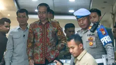 Presiden ke-7 Republik Indonesia, Joko Widodo (Jokowi) usai membuat pelaporan soal tuduhan ijazah palsu di Mapolda Metro Jaya, Jakarta, Rabu (30/4/2025). (merdeka.com/Arie Basuki)