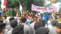 Ratusan orang berdemonstrasi di lokasi Pesantren Ibnu Mas'ud, Bogor. (Achmad Sudarno/Liputan6.com)