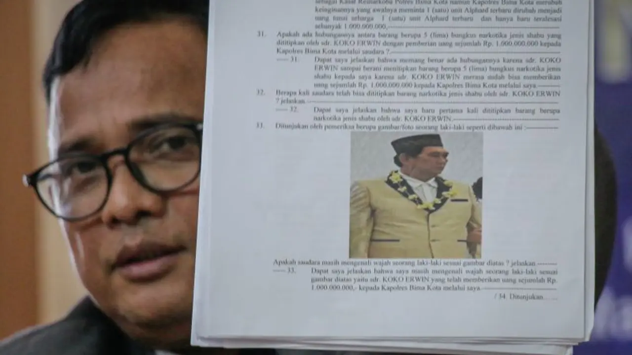 Kuasa hukum AKP Malaungi, Asmuni, menunjukkan lembaran BAP kliennya yang menampilkan foto bandar narkotika bernama Koko Erwin dalam konferensi pers di Mataram