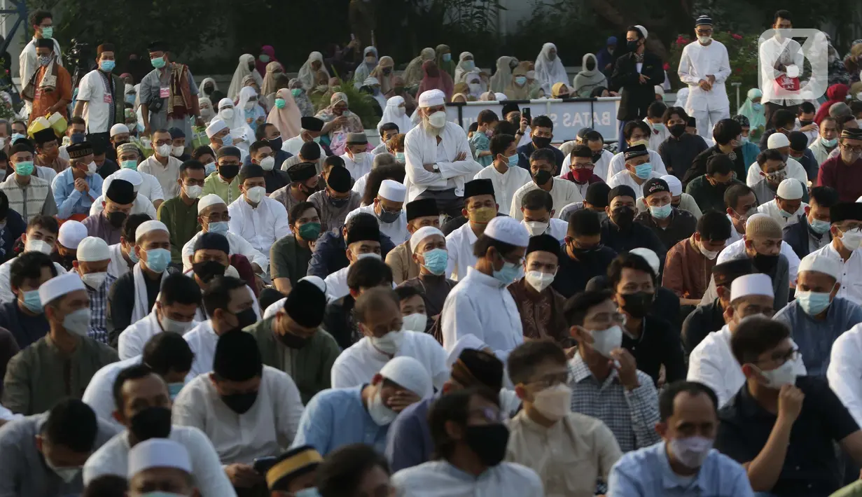 Umat muslim berdoa usai melaksanakan shalat Idul Fitri 1442 H di Lapangan Masjid Agung Al Azhar, Jakarta, Kamis (13/5/2021). Ribuan umat muslim melaksanakan shalat Idul Fitri 1442 H di Lapangan Masjid Agung Al Azhar dengan menerapkan protokol kesehatan ketat. (Liputan6..com/Helmi Fithriansyah)