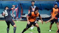Persibat Batang saat uji lapangan di Stadion Maguwoharjo, Sleman, sebelum melawan PSS di lanjutan Liga 2 2017. (Bola.com/Ronald Seger)