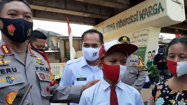 Polres Metro Jakarta Pusat bagikan 100 modem gratis kepada masyarakat sekitar.
