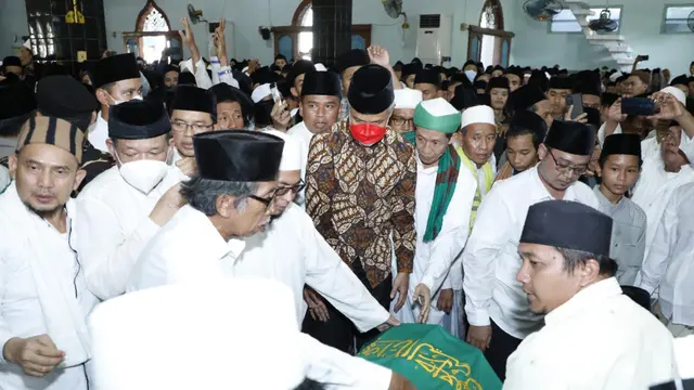 Gubernur Jawa Tengah Ganjar Pranowo melayat Mustasyar Pengurus Besara Nahdlatul Ulama (PBNU) KH Dimyati Rois di kediamannya Kampung Jagalan, RT03/02, Kutoharjo, Kaliwungu, Kabupaten Kendal, Jateng.