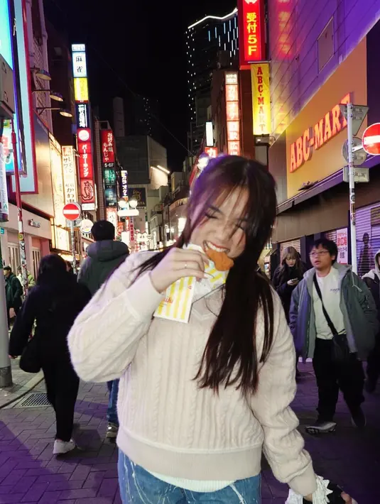 Selama di Jepang, Fuji andalkan double half ponytail sebagai gaya rambut panjangnya [@fuji_an]