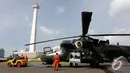Sejumlah anggota TNI mempersiapkan armada helikopter di halaman silang Monas, Jakarta, Rabu, (10/12/2014). (Liputan6.com/Faizal Fanani)
