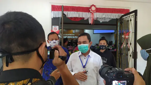 Bupati Pati, Haryanto saat dikonfirmasi sejumlah awak media soal ditutupnya total sementara dua pasar di Pati (Liputan6.com/Ahmad Adirin)