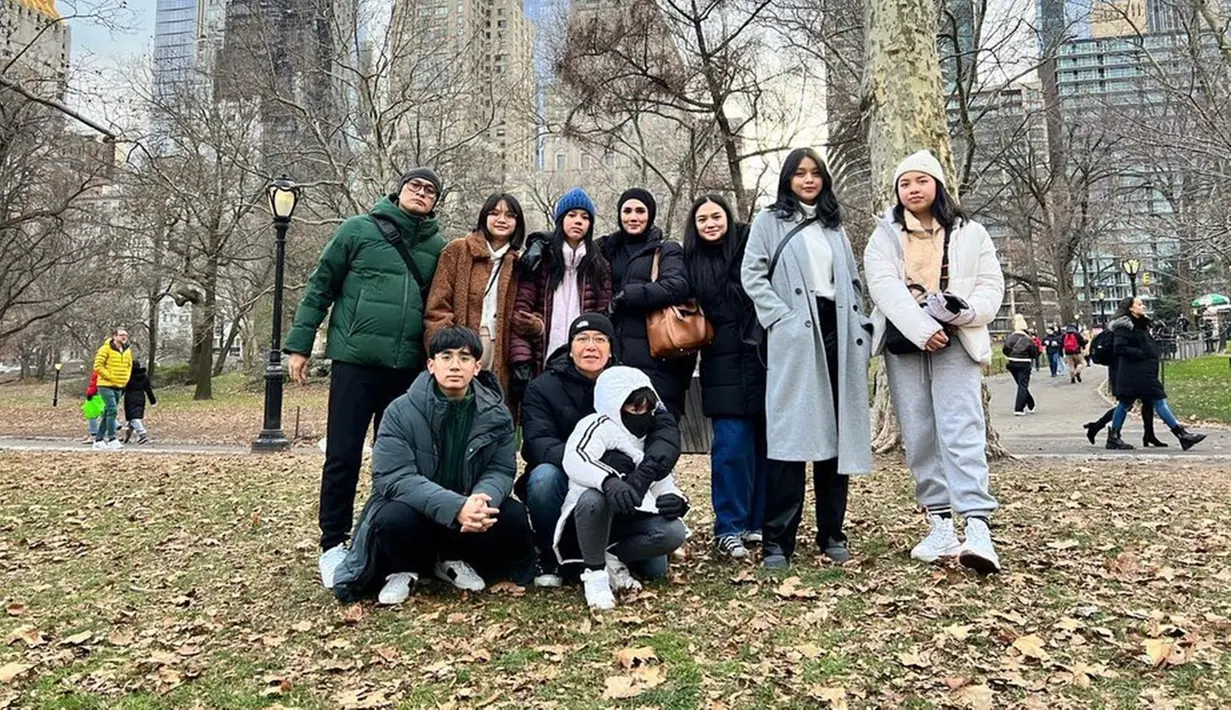 Menariknya, selama di sana ia sempat bertemu dengan Ari Lasso sekeluarga yang juga berlibur. Mereka bertemu dan bermain di Central Park. Meski demikian, Ahmad Dhani tidak ada di tengah-tengah mereka. Mulan sendiri tak menjelaskan alasan Dhani tidak ikut.(Liputan6.com/IG/@mulanjameela1)