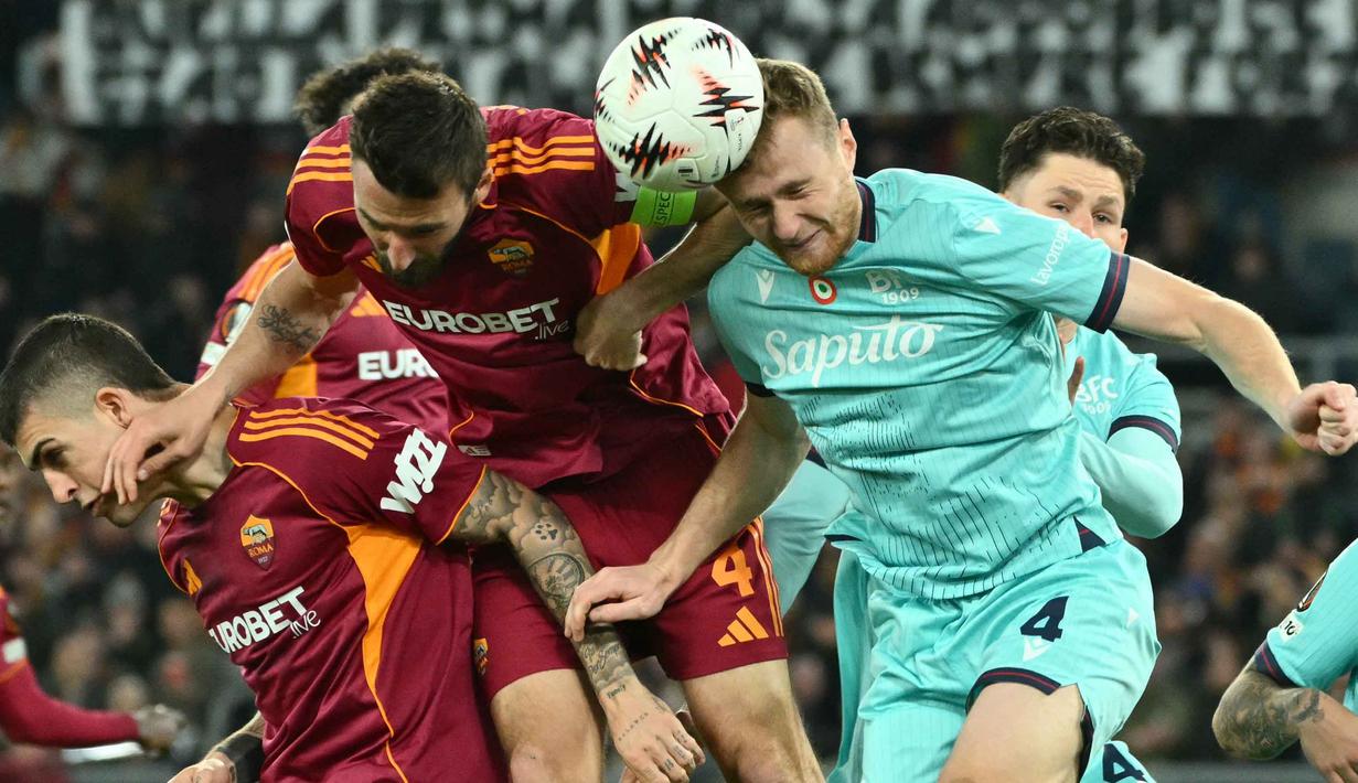 Laga yang digelar di Stadion Olimpico, Kamis (19/3/2026) waktu setempat atau Jumat 20 Maret 2026 dini hari WIB, berlangsung sengit. Tampak dalam foto, gelandang Bologna asal Italia, Tommaso Pobega (kanan) berebut bola atas dengan gelandang AS Roma asal Italia, Bryan Cristante, dan Gianluca Mancini pada pertandingan leg kedua 16 besar Liga Europa 2025/2026 di Stadion Olimpico, Kamis (19/3/2026) waktu setempat atau Jumat 20 Maret 2026 dini hari WIB. (Alberto PIZZOLI/AFP)