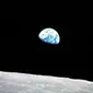 Para astronot Apollo 8 menyiarkan pemandangan Bumi dan bulan yang tidak pernah ada sebelumnya pada 24 Desember 1968. (NASA)