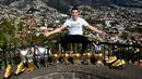 Cristiano Ronaldo berpose dengan trofi-trofi individunya di balkon resor Pulau Madeira, Portugal, 1 Januari 2018. Ronaldo memamerkan itu sebagai wujud syukur dan terima kasih kepada semua orang telah berperan dalam kesuksesannya. (Handout/CR7 Media/AFP)