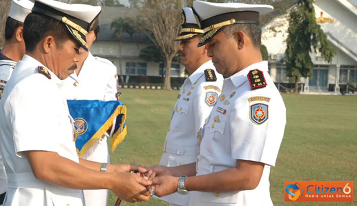 Citzen6, Surabaya: Serah terima jabatan Danpusdiklek tersebut dipimpin Komandan Komando Pendidikan Dukungan Umum (Dankodikdukum) Kolonel Laut M Simbolon yang dilangsungkan dengan upacara militer. (Pengirim: Penerangan Kobangdikal)  
