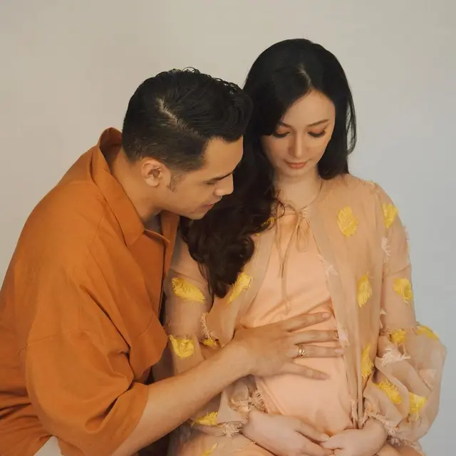 Masuki Trimester Kedua Kehamilan, Ini 6 Potret Asmirandah Pamer Baby Bump
