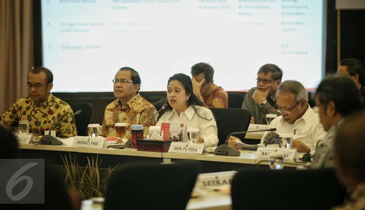 Menko Bidang Kemaritiman Rizal Ramli (kedua kiri), Menko PMK Puan Maharani dan Menteri PUPR Basuki Hadimuljono (kanan) saat Rapat Kordinasi bersama di Kantor Menko PMK, Jakarta, Jumat (29/1). (Liputan6.com/Faizal Fanani)