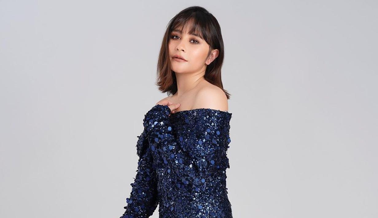 Sebelumnya memotong rambutnya hingga sebahu, Prilly juga jadi sorotan karena tampil menggunakan poni depan. Ia juga beberapa kali mengunggah foto dengan rambut sebahu di akun Instagram pribadinya. (Liputan6.com/IG/@prillylatuconsina96)