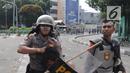 Anggota Sabhara Polri menangkap pengunjuk rasa saat bentrok  dengan massa aksi 22 Mei sebelum terjadi pembakaran bis milik Brimob di kawasan Tanah Abang,  Jakarta, Rabu (22/5/2019). (merdeka.com/Arie Basuki)