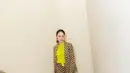 Gemi Nastiti Chaniago tampil memukau dengan setelan blazer dan celana bermotif kotak bernuansa kekuningan. Ia padukan dengan sempurna dengan blouse dengan detail pita di bagian depan dan selop heels yang sama-sama berwarna kuning. [Foto:Instagram/gemiinastiti]