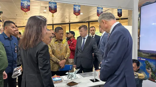 Duta Besar Rusia untuk Indonesia Sergei Tolchenov dan Kepala BRIN Laksana Tri Handoko dalam Forum Bisnis Industri Strategis Berbasis Riset dan Inovasi di Kawasan Puspiptek, Serpong, Senin (21/4/2025). (Liputan6.com/Benedikta Miranti)