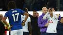 Penyerang Tottenham Hotspur, Son Heung-min, tampak menyesal usai melakukan pelanggaran terhadap gelandang Everton, Andre Gomes, pada laga Premier League di Goodison Park, Minggu (3/11). Tekel tersebut menyebabkan Gomes mengalami patah kaki. (AFP/Oli Scarff)