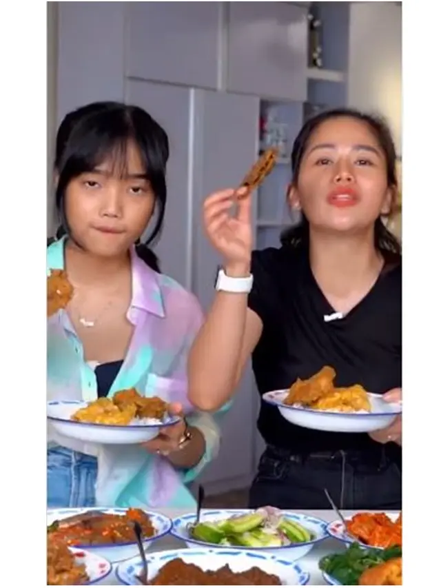 Jadi Sorotan Usai Unfollow, Ini 6 Potret Kebersamaan Farida Nurhan dan Fuji
