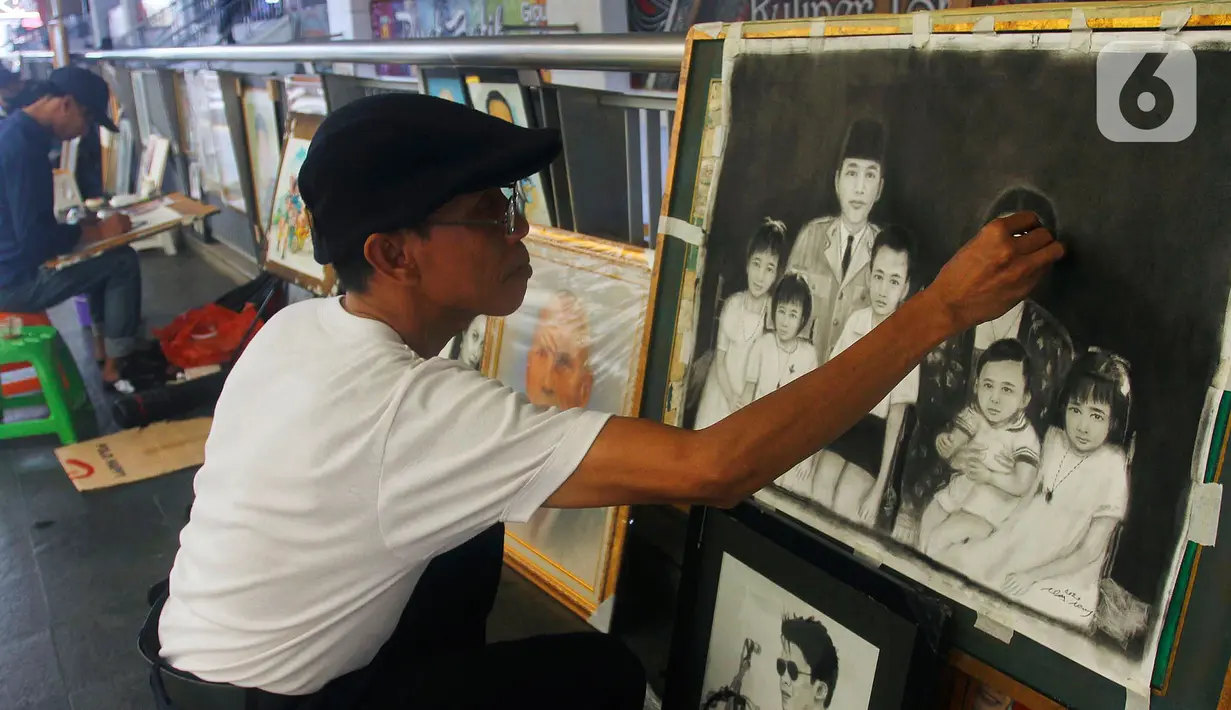 Seniman lukis mengerjakan order jasa lukis di kawasan Blok M Square, Jakarta Selatan, Sabtu (8/2/2020). Diperkirakan, pendapatan seniman lukis dalam sebulan bisa mencapai Rp 4 juta.  (Liputan6.com/Johan Tallo)
