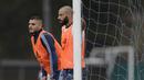Pemain Argentina, Mauro Icardi dan Javier Mascherano saat mengikuti latihan bersama timnas Argentina jelang laga kualifikasi piala dunia 2018 di  Buenos Aires, Selasa (29/8/2017). Argentina akan berhadapan dengan Uruguay. (AP/Natacha Pisarenko)