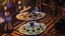Meski berawal dari ajaran tasawuf, tarian sufi kini telah dikenal secara global dan sering dipentaskan sebagai seni budaya spiritual. Tampak dalam foto, para darwis berputar menampilkan tarian Sufi di sebuah restoran selama pertunjukan yang diadakan setelah berbuka puasa selama bulan suci Ramadan 1447 Hijriah, di distrik bersejarah Damaskus, Suriah, Minggu 22 Februari 2026. (AP Photo/Ghaith Alsayed)