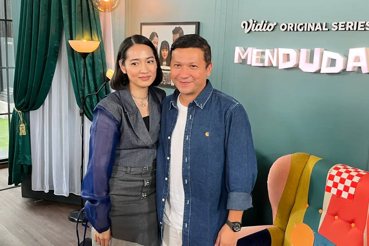 Niken Anjani dan Gading Marten di press release untuk original series terbarunya, 'Menduda', di Home by Moonshine, Sampoerna Strategic Square, Jakarta (Fimela.com/Doc/Rianti Fitri Wulandari)