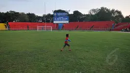 Jelang laga SCM Cup 2015, Stadion H Agus Salim Padang mulai berbenah. Tampak rumput lapangan di Stadion H. Agus Salim Padang terlihat rapi, Jumat (16/1/2015). (Liputan6.com/Johan Tallo)