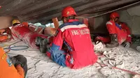 Tim rescue Kota Surabaya terus berupaya melakukan penyelamatan para santri korban reruntuhan bangunan di Pondok Pesantren (Ponpes) Al Khoziny, Sidoarjo. (Liputan6.com/ Dok Ist)