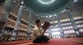 Umat Muslim membaca Al-Quran atau tadarus saat menjalani hari pertama Ramadan 1447 Hijriah di Masjid Istiqlal, Jakarta, Kamis (19/2/2026). (Kapanlagi.com/Budy Santoso)