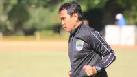 Legenda Persib Bandung, Yusuf Bachtiar resmi menjadi asisten pelatih Persib B. (Bola.com/Erwin Snaz)