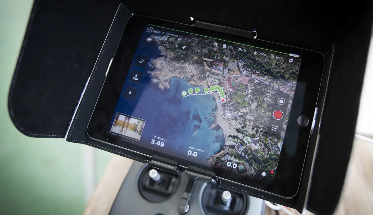 Monitor menampilkan rute drone saat mengantarkan makanan ke kapal pesiar dari Cala Tadira dekat Sant Josep de Sa Talaia di Pulau Ibiza, Spanyol, 24 Agustus 2021. Layanan Drone to Yacht untuk mengirim makanan dan minuman eksklusif ke kapal pesiar diluncurkan di Ibiza. (JAIME REINA/AFP)