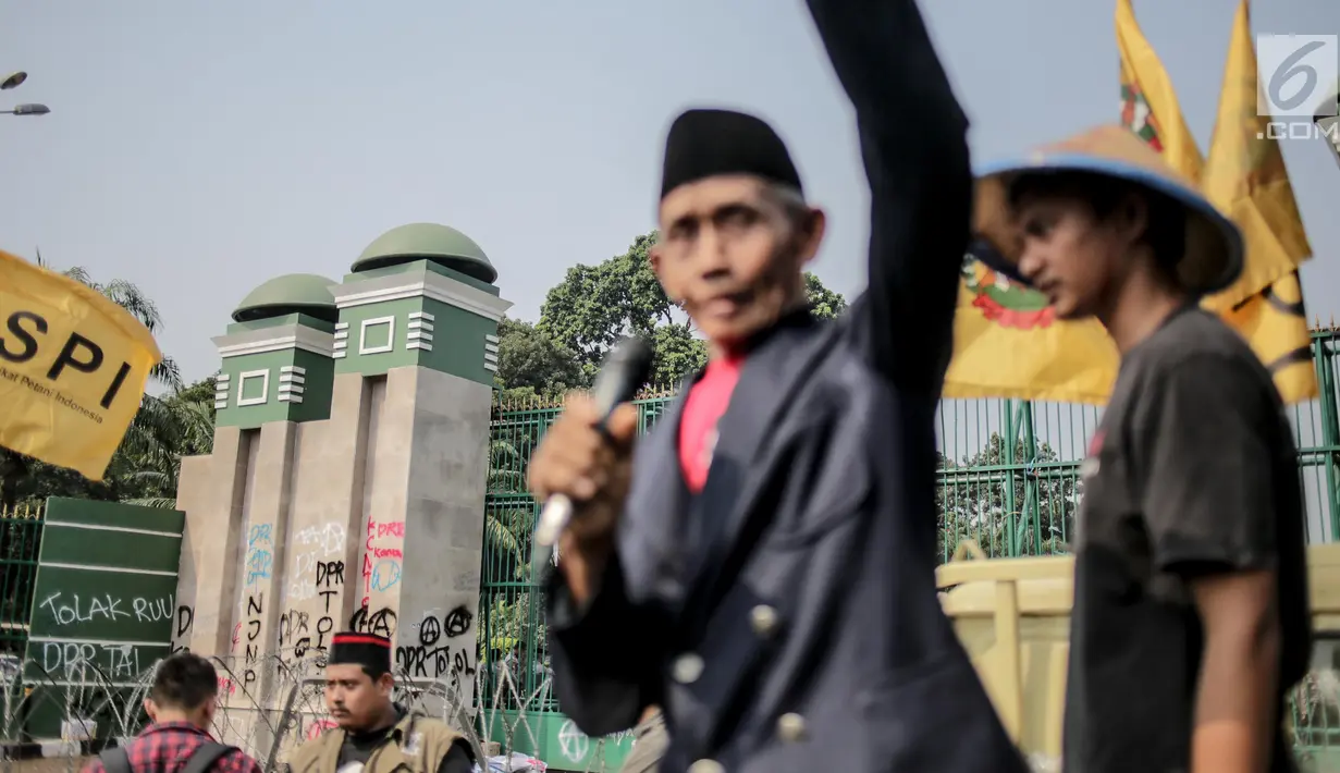 Coret-coretan (vandalisme) menghiasi tembok di sekitar Gedung DPR/MPR RI, Jakarta, Selasa (24/9/2019). Demonstrasi mahasiswa dari berbagai kampus yang menolak pengesahan RUU Kitab Undang-Undang Hukum Pidana(KUHP) tercoreng oleh aksi vandalisme. (Liputan6.com/Faizal Fanani)