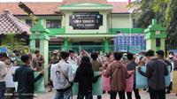 Massa demo di depan gedung SMA Negeri 2 Kota Bekasi, menolak PPDB online yang diduga memakai koordinat zonasi. (Liputan6.com/Bam Sinulingga)