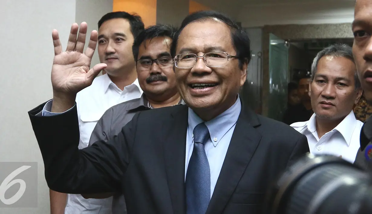 Menko Maritim dan Sumber Daya Rizal Ramli jelang rapat koordinasi membahas Reklamasi Teluk Jakarta bersama Menteri LHK dan Gubernur Ahok di Kemnko Maritim, Jakarta, Senin (18/4). (Liputan6.com/Angga Yuniar)
