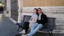 Pamer foto romantis ketika di Vatikan, tak sedikit netizen yang turut bahagia melihat kebersamaan Azriel Hermansyah dan Sarah Menzel. Pasangan ini tampak menikmati setiap momen yang dihabiskan bersama sebelum menjalani hubungan jarak jauh lagi. Menilik dari story Instagamnya, Azriel kini masih di Eropa. Adik Aurel Hermansyah itu diketahui sudah tiga minggu berada di Eropa. (Liputan6.com/IG/@ssarah_menzel)