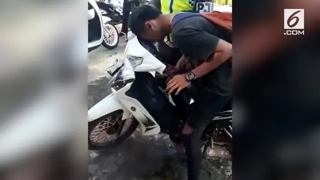 Seorang Pemuda berpura-pura kesurupan saat ditilang Polisi di Simpang Sidomulyo, Bengkulu.