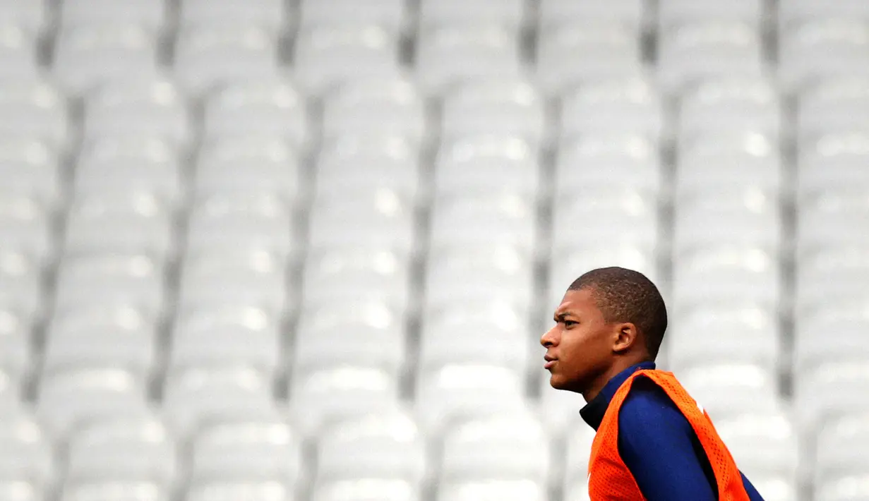 Kylian Mbappe tengah serius berlatih bersama timnas Prancis di Stade de France stadium, Saint Denis, (30/8/2017). Prancis akan melawan Belanda pada pada kualifikasi Grup A Piala Dunia 2018.  (AP/Christophe Ena)
