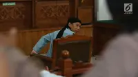 Terdakwa kasus teror bom Thamrin, Aman Abdurrahman menjalani sidang pembacaan vonis di Pengadilan Negeri Jakarta Selatan, Jumat (22/6). Aman Abdurrahman hadir dengan pengawalan ketat satuan kepolisian bersenjata lengkap. (Liputan6.com/Angga Yuniar)