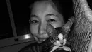 Devina kerap membagikan momen manisnya bersama sang kucing. Macican yang dulu masih kecil, kini tumbuh menjadi kucing yang sehat dan bertambah besar. (Liputan6.com/IG/@devinaureel).