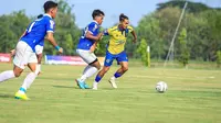 Striker Persikota Tangerang, Azka Fauzi (kuning) saat menghadapi Adhyaksa Farmel di laga terakhir babak 16 besar Liga 3 2023/2024. (Dok. Persikota Tangerang)