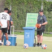 Bernardo Tavares untuk pertama kalinya memimpin sesi latihan Persebaya Surabaya di Lapangan ABC Gelora Bung Tomo, Surabaya, Selasa (6/1/2026) sore WIB. (Bola.com/Wahyu Pratama)