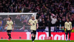 Ekspresi kekecewaan Dani Olmo usai gawang timnya kebobolan dalam laga Atletico Madrid vs Barcelona di leg pertama semifinal Copa del Rey 2025/2026, Jumat (13/2/2026). (AP Photo/Manu Fernandez)