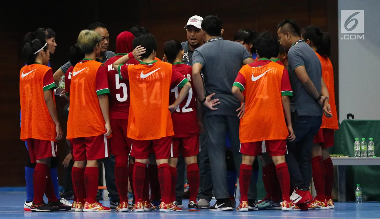 Pelatih timnas futsal putri Indonesia Andre Picessa Pratama memberika arahan saat berlaga melawan Thailand di SEA Games 2017 di Selangor,Malaysia, Jumat (25/8). Timnas futsal putri Indonesia bermain imbang dengan skor 2-2. (Liputan6.com/Faizal Fanani)